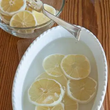 Дольки лимона в сахарном сиропе