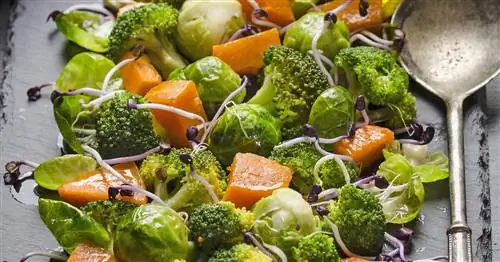 Салат из брюссельской капусты и брокколи с тыквой и сладким картофелем