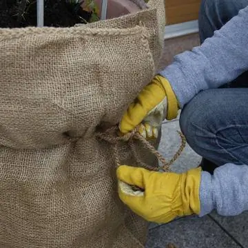 Оборачиваем горшок джутом