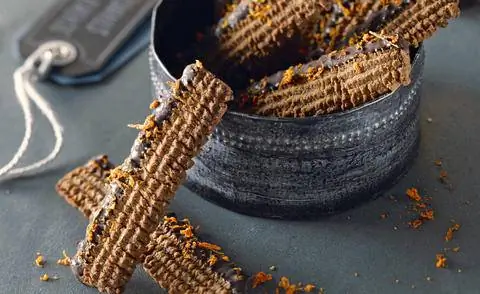 Шоколадные палочки для новогоднего печенья