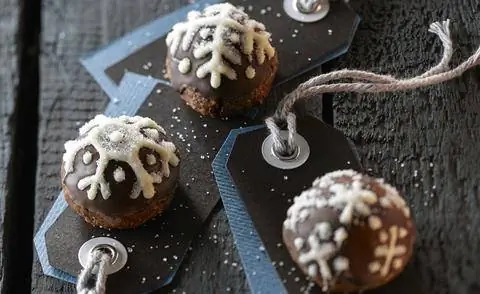 Шоколадные марципановые шарики с вишней Amarena