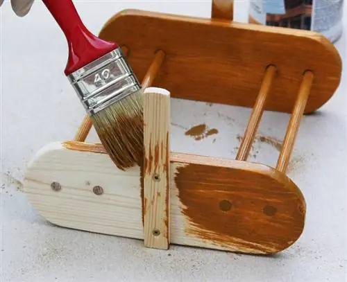 Покрасьте все деревянные детали атмосферостойкой глазурью, безвредной для животных.