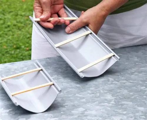 Разделите желоб деревянными рейками