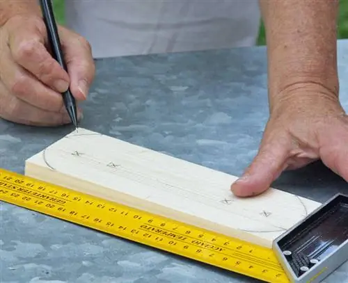 Нарисуйте отверстия и изгибы на распиленных досках