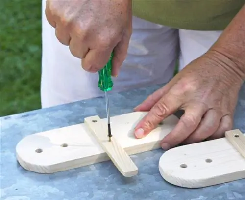 Закрепите планки к боковым частям саморезами