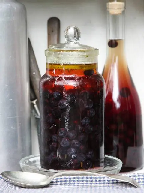 Стакан с соленым маринованным терном