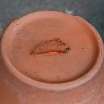 Закройте дренажное отверстие черепком