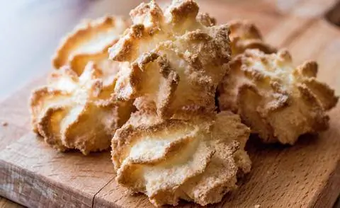 Кокосовые макаруны с марципаном