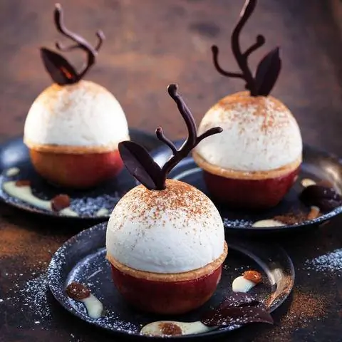 Печеные яблоки с кислым муссом и корицей