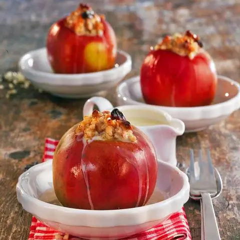 Печеные яблоки с марципановой начинкой