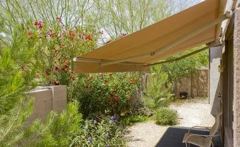 Навес обеспечивает тень на террасе