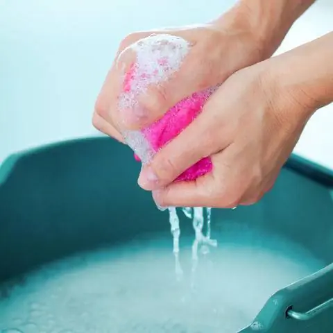 Очистите навесы мыльной водой и губкой.