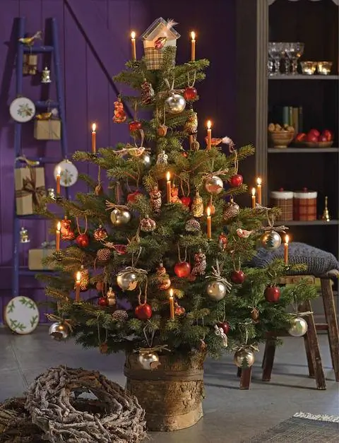 украшенная елка в горшке