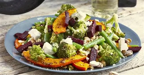 Салат из тыквы на гриле с фасолью, свеклой и фисташками