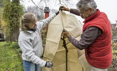 Прикрепите капюшон из флиса