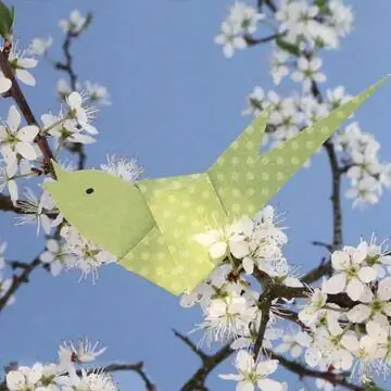 Зеленая бумажная птичка