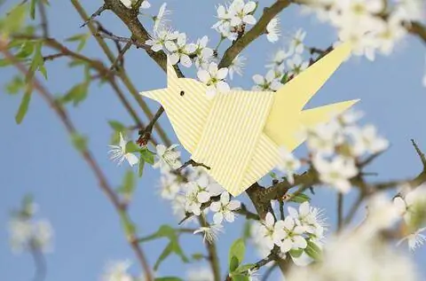 Желтая бумажная птица в пасхальном букете