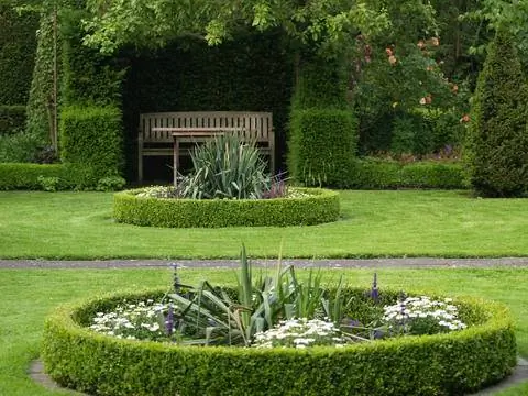 Сад с симметричными формами