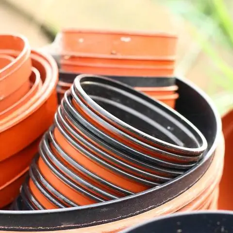 Пластиковые горшки для цветов