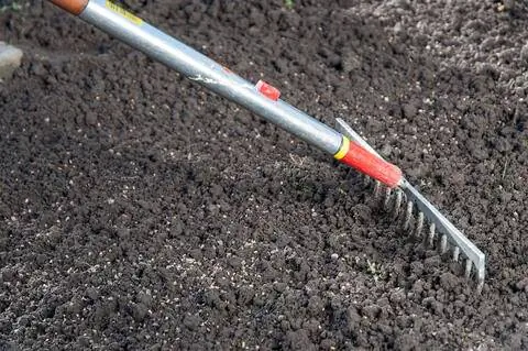 сгребать почву