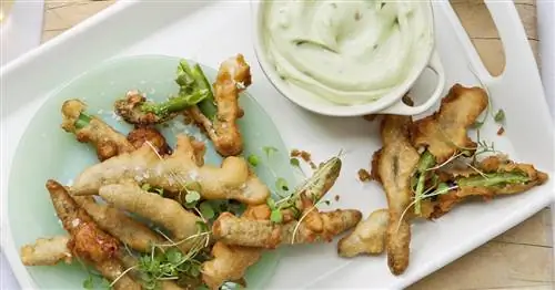 Спаржа в пивном кляре с майонезом из авокадо