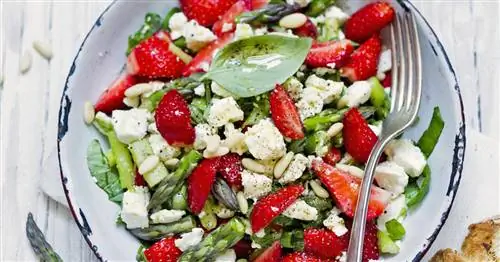 Салат из клубники и спаржи с фетой