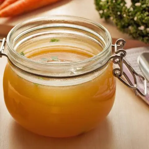 Овощной бульон в кастрюле