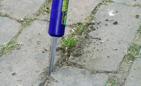 Удаление сорняков скребком