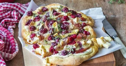 Клюквенная пицца с сыром бри и яблоками
