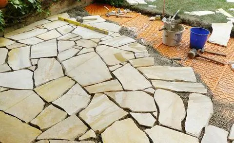 Уложить террасные плиты на раствор