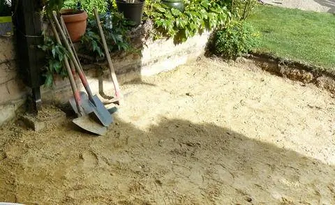 Выкопать землю для террасы