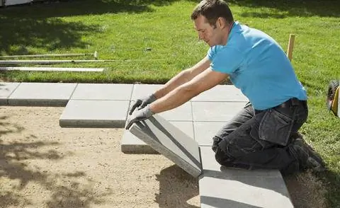 Уложить террасные плиты на гравийную подушку