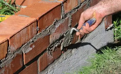 Отклейте раствор для садовой стены