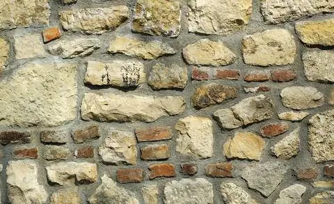 Садовая стена, построенная из раствора