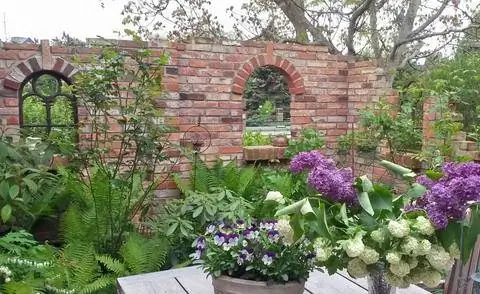 Экран конфиденциальности у высокой садовой стены