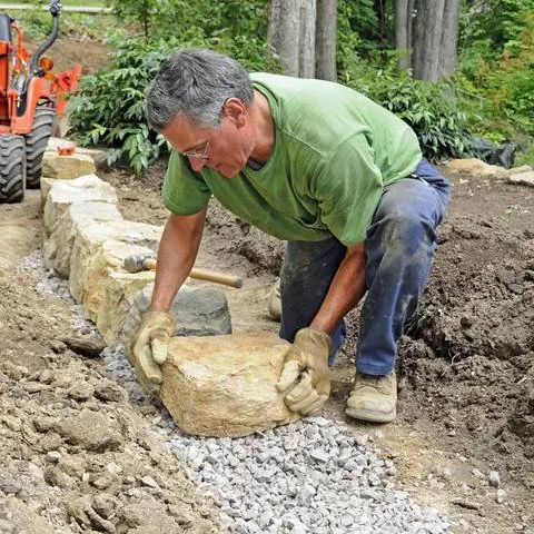 Стены сада с ленточным фундаментом из гравия