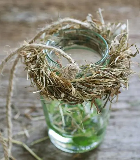 Баночка с венком из травы