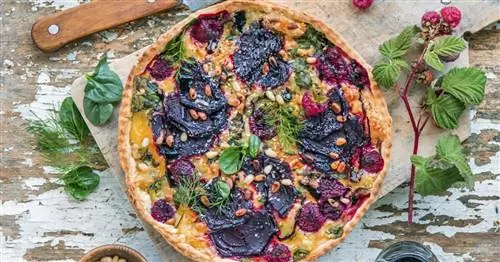 Свекольный пирог с малиной