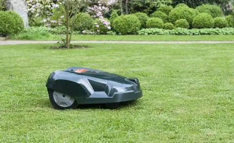 Газонокосилки-роботы упрощают уход за газоном