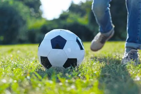 Игра в футбол на газоне