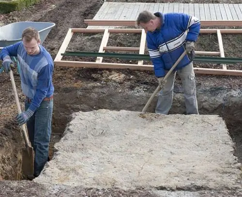 Копаем фундамент под теплицу