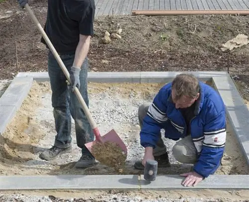Бетонные блоки обеспечивают необходимую устойчивость теплицы