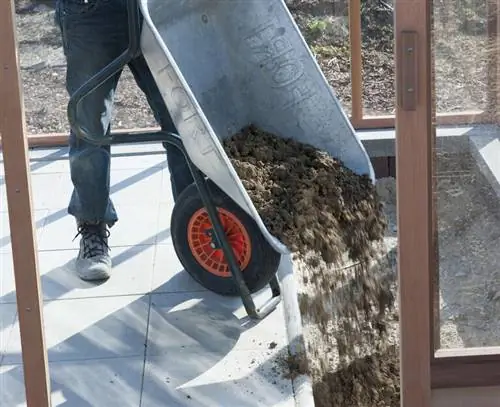 Укладка панелей пола в теплице