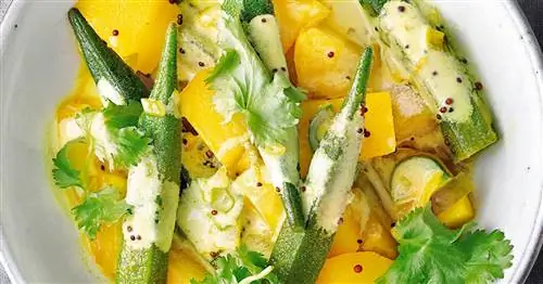 Картофель карри с бамией и йогуртом