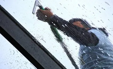 Помыть окна в оранжерее