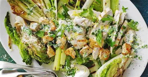 Салатные сердечки со спаржей, куриной грудкой и гренками