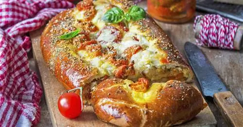 Хлеб с помидорами и сыром