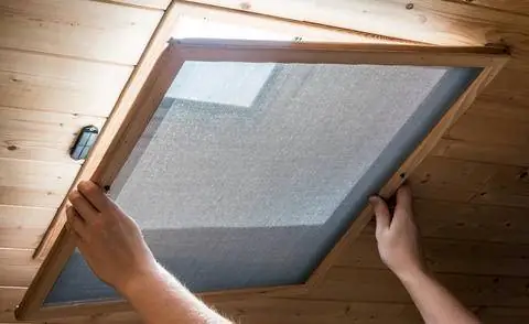 Установите москитные сетки перед окнами Velux. Установите москитные сетки перед окнами Velux.