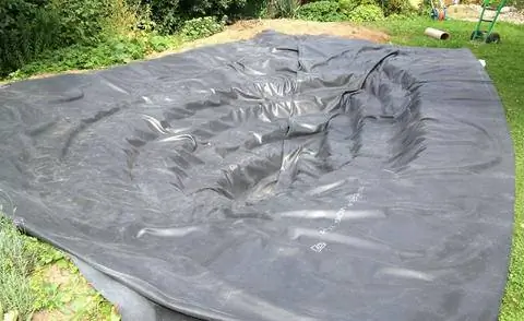 Подкладка для пруда из EPDM очень эластична. Подкладка для пруда из EPDM очень эластична.