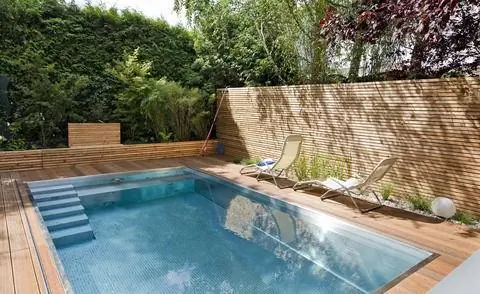 Деревянная стена как экран уединения для бассейна